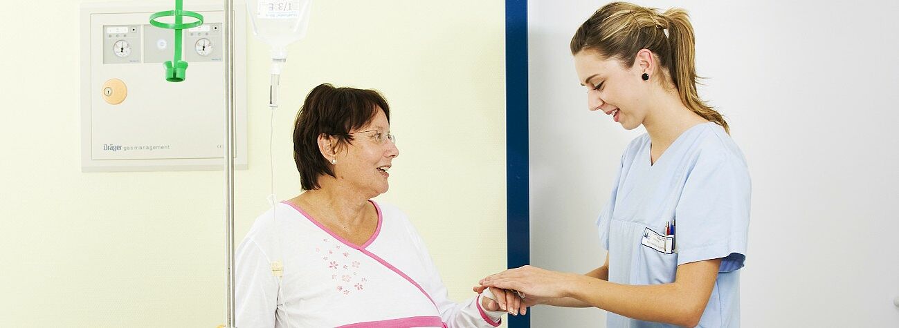 Auszubildende versorgt Patientin in der Klinik Hallerwiese