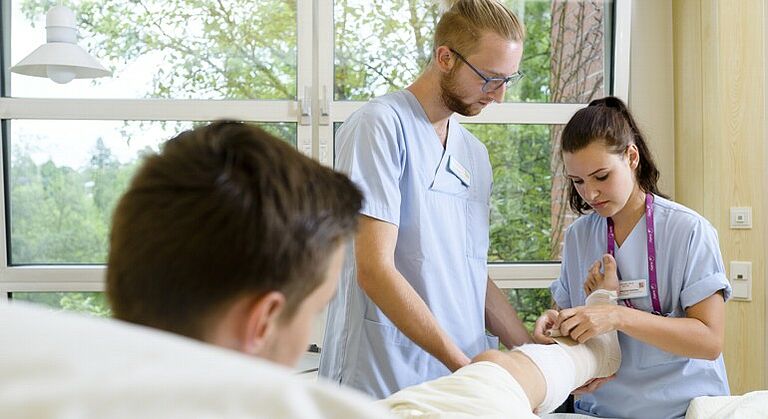 Schüler der Berufsfachschule für Gesundheits- und Krankenpflege der Diakonie Neuendettelsau bei der praktischen Ausbildung in der Klinik Roth.