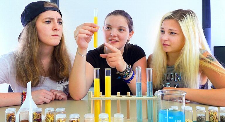 Schülerinnen der Berufsfachschule für Diätassistenten experiementieren beim Chemie-Unterricht.