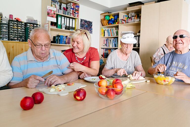Zubereitung von Obstsalat in der Seniorentagesstätte Polsingen