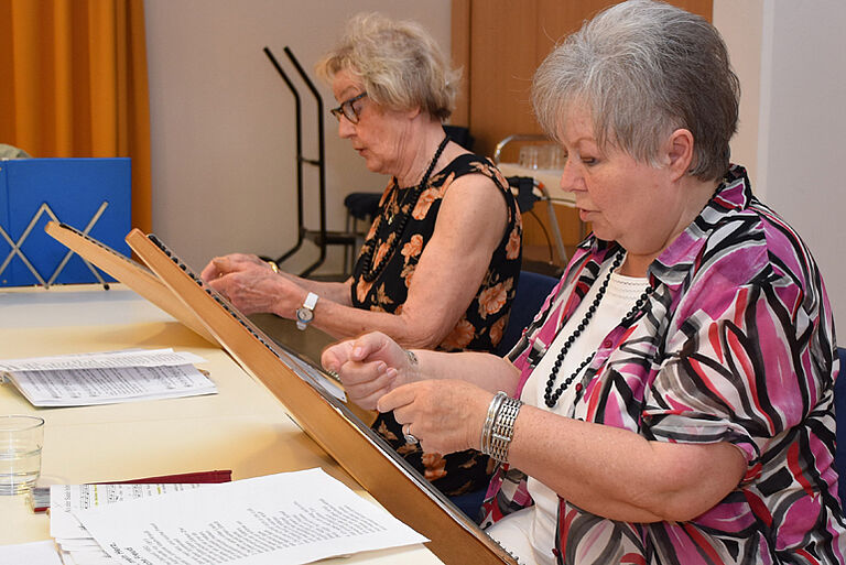 Ehrenamtliche Helferinnen singen mit Erlanger Senioren